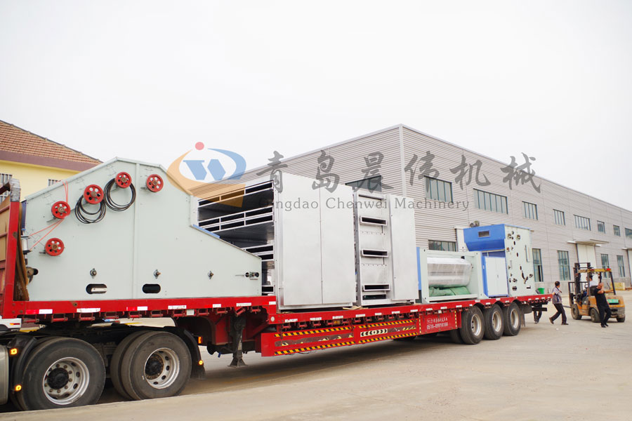 噴膠棉設備裝車發(fā)貨 噴膠棉設備裝車發(fā)貨