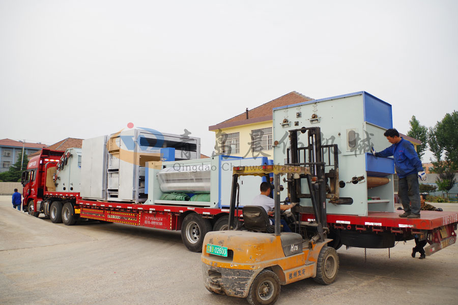 噴膠棉設備裝車發(fā)貨 噴膠棉設備裝車發(fā)貨